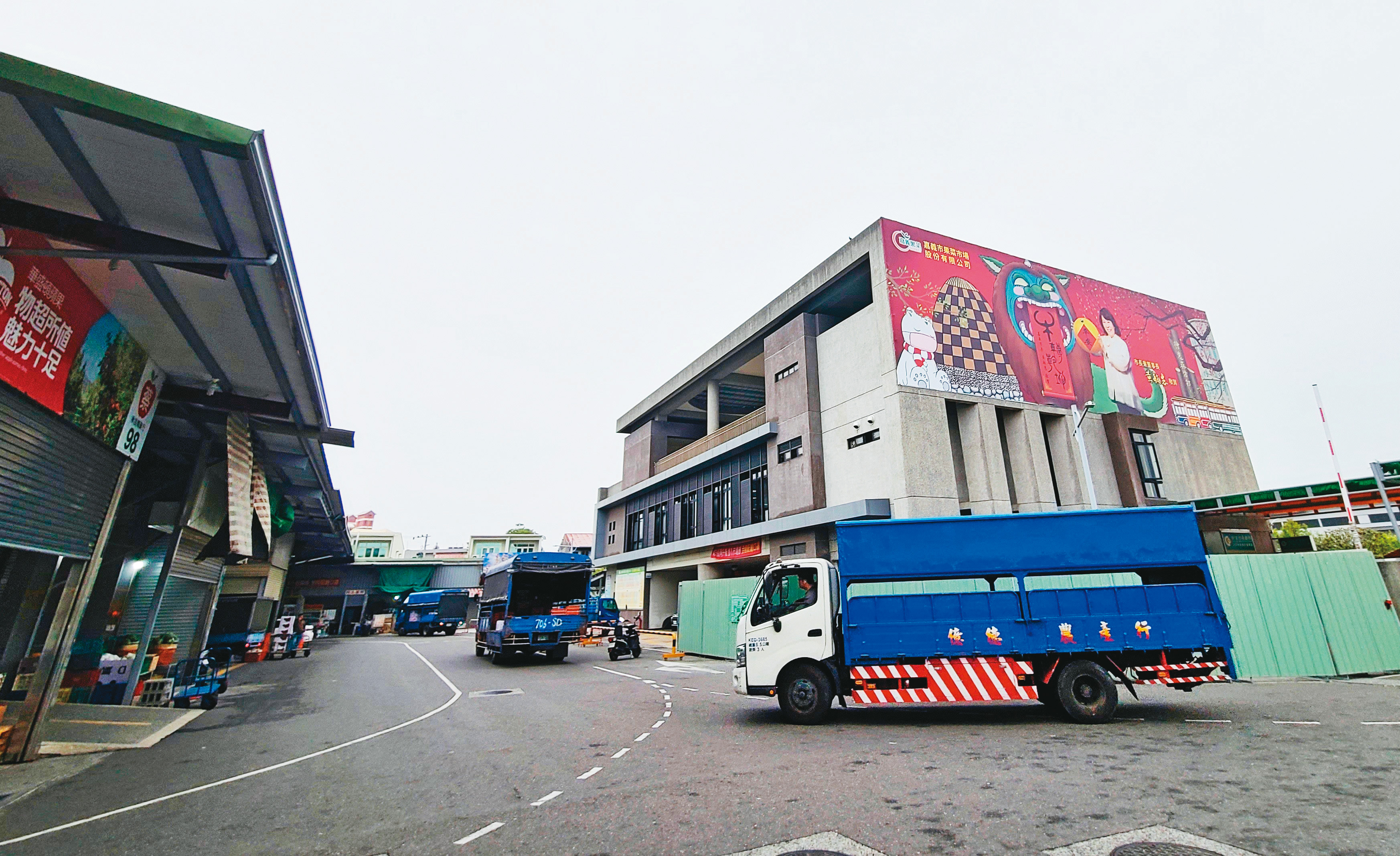 嘉義市長黃敏惠的親信吳健榮之子吳孟勳原本在市府當工友，現改在市府的果菜市場（圖）任職。