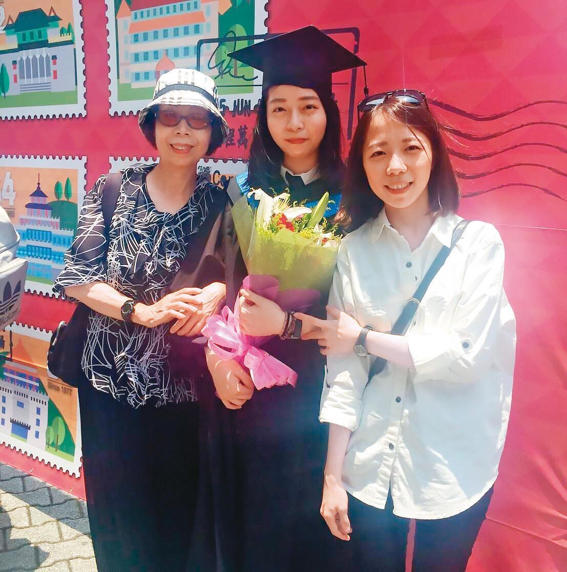 嚴麗芳（左）是嘉義市長黃敏惠的國中同學，她的2個女兒吳思瑤（右）與吳思琦（中）都在市府任職。（翻攝嚴麗芳臉書）