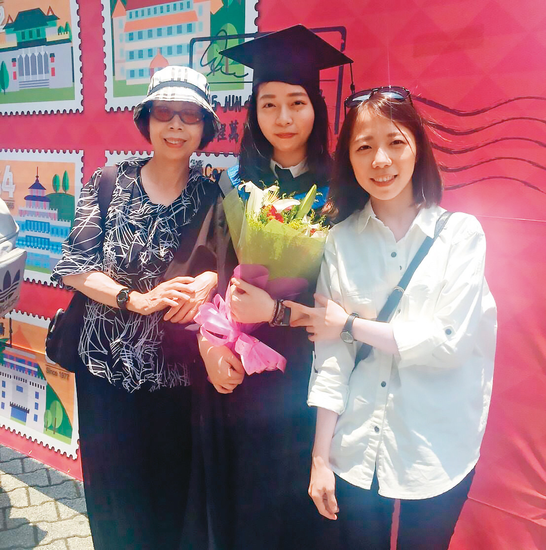 嚴麗芳（左）是嘉義市長黃敏惠的國中同學，她的2個女兒吳思瑤（右）與吳思琦（中）都在市府任職。（翻攝嚴麗芳臉書）