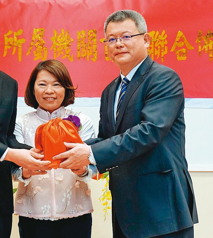 嘉義市財稅局長林瑞彥(右)是市長黃敏惠的核心幕僚,寄生市府的吳家二女兒吳思琦即任職於他麾下。(翻攝嘉義市政府官網)