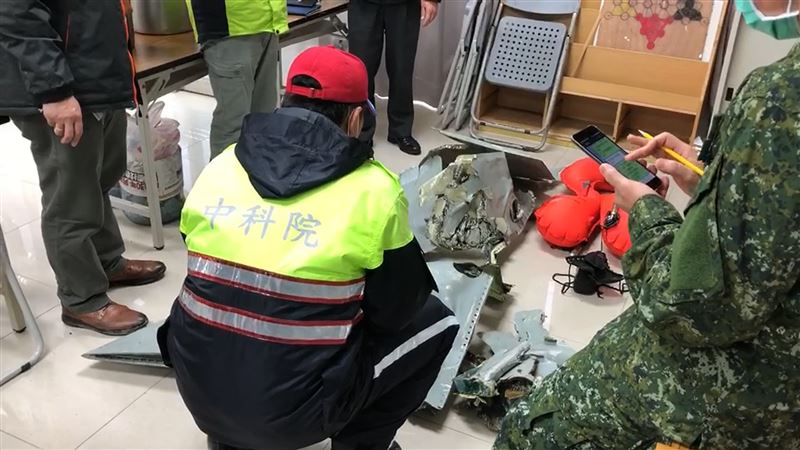 搜救行動由指揮官張明德主導，搜救第17小時已逐能漸縮小落水範圍位置。（翻攝畫面）