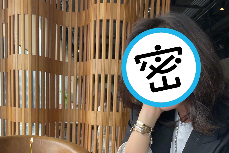 鍾楚紅曬出慶生照，讓網友讚嘆「歲月不留痕跡」。（翻攝自鍾楚紅微博）