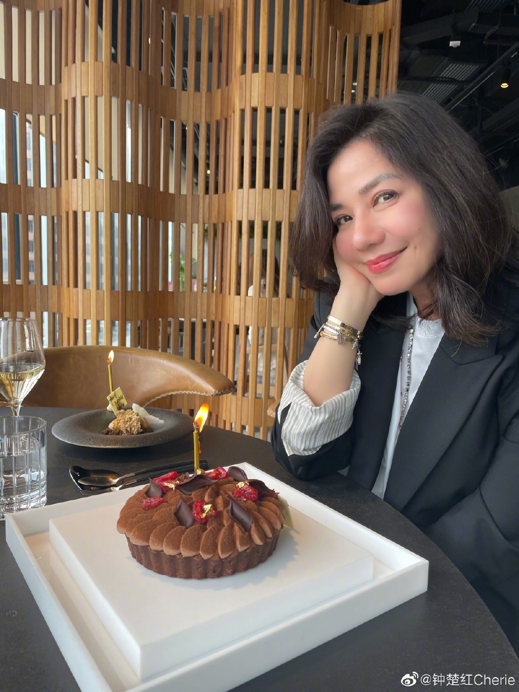 鍾楚紅雖已超過60歲,仍帶有戀愛般的粉嫩氣色。(翻攝自鍾楚紅微博)
