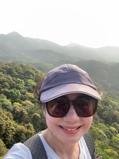 鍾楚紅21日上傳登山影片,看起來開心愜意。(翻攝自鍾楚紅微博)