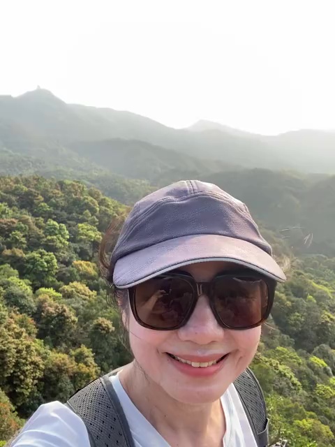 鍾楚紅21日上傳登山影片,看起來開心愜意。(翻攝自鍾楚紅微博)