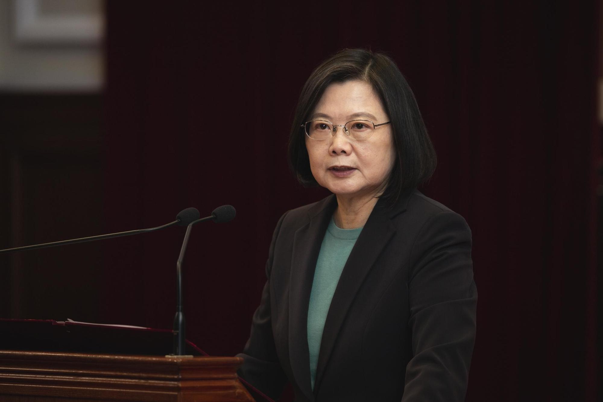 總統蔡英文表示，已指示國防部全力搜救，釐清事故原因，並對殉職飛官家屬表達沉痛的哀悼。（總統府提供）