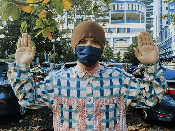 黃明志隔離結束赴警局自首，不過偵訊幾小時就被釋放。（翻攝自黃明志臉書）