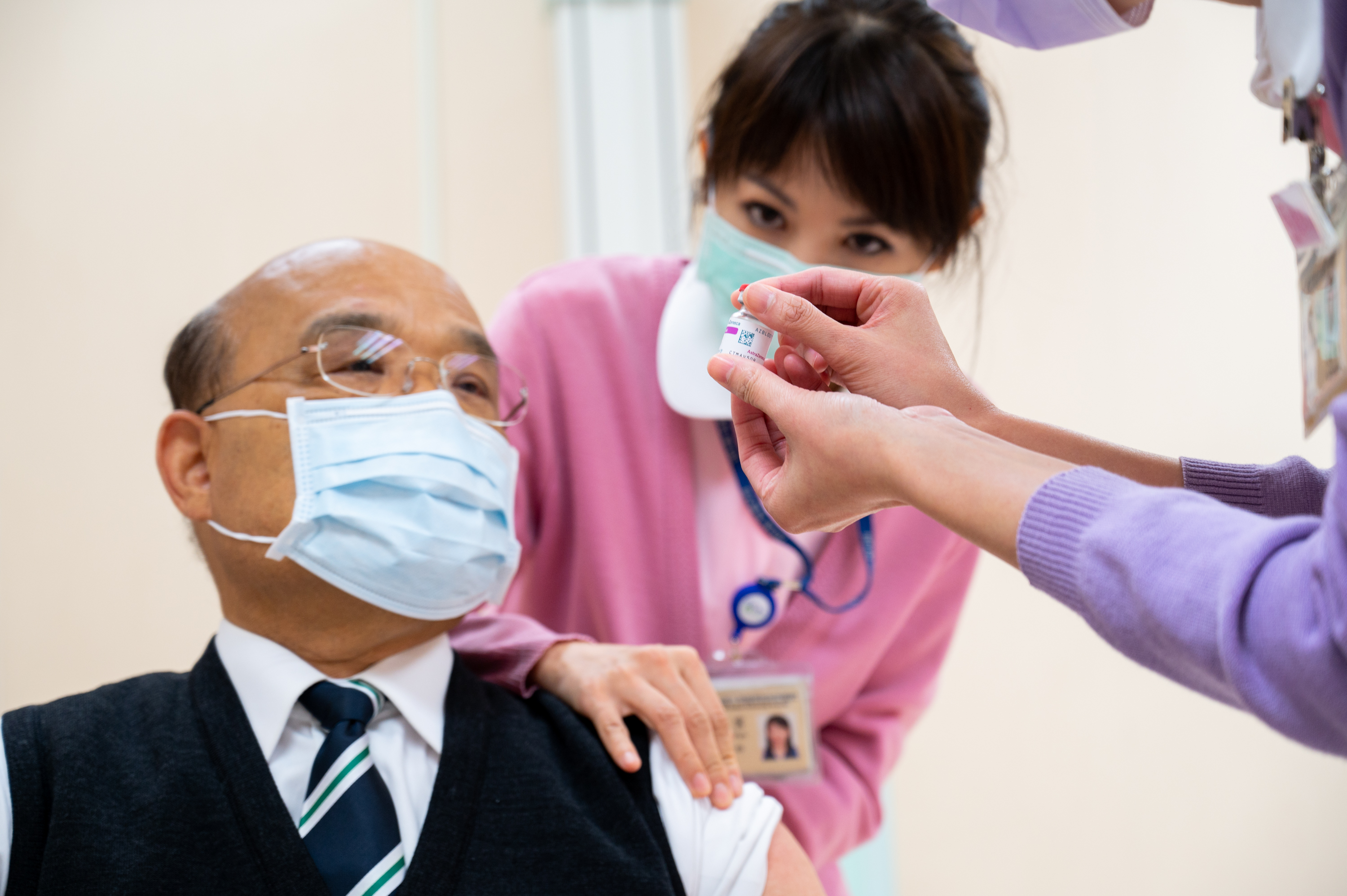 行政院長蘇貞昌昨日帶頭施打AZ疫苗，試圖讓醫護及民眾安心。（行政院提供）