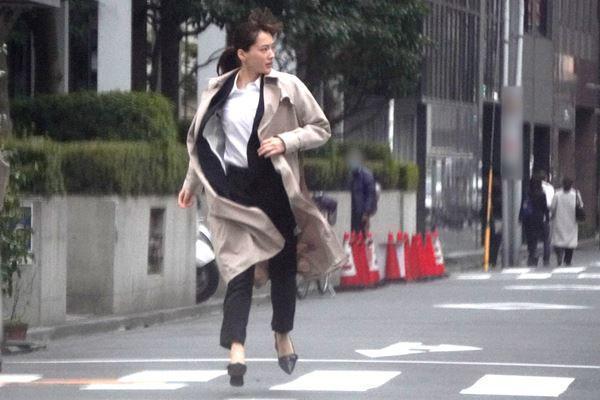綾瀨遙在東京街頭穿著高跟鞋拍奔跑戲,跑三次也不喊累。(翻攝自《女性自身》)