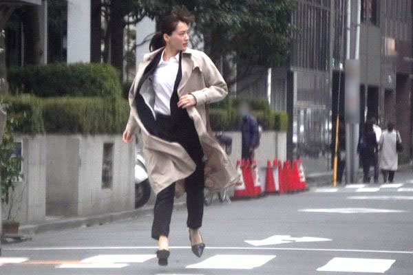 綾瀨遙在東京街頭穿著高跟鞋拍奔跑戲，跑三次也不喊累。（翻攝自《女性自身》)