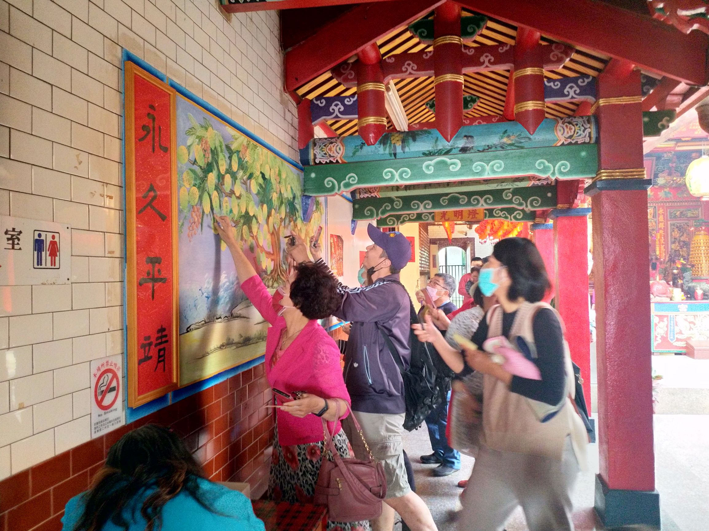 永安宮三山國王加持下於祈福牆寫下心願。(頂新和德文教基金會提供)