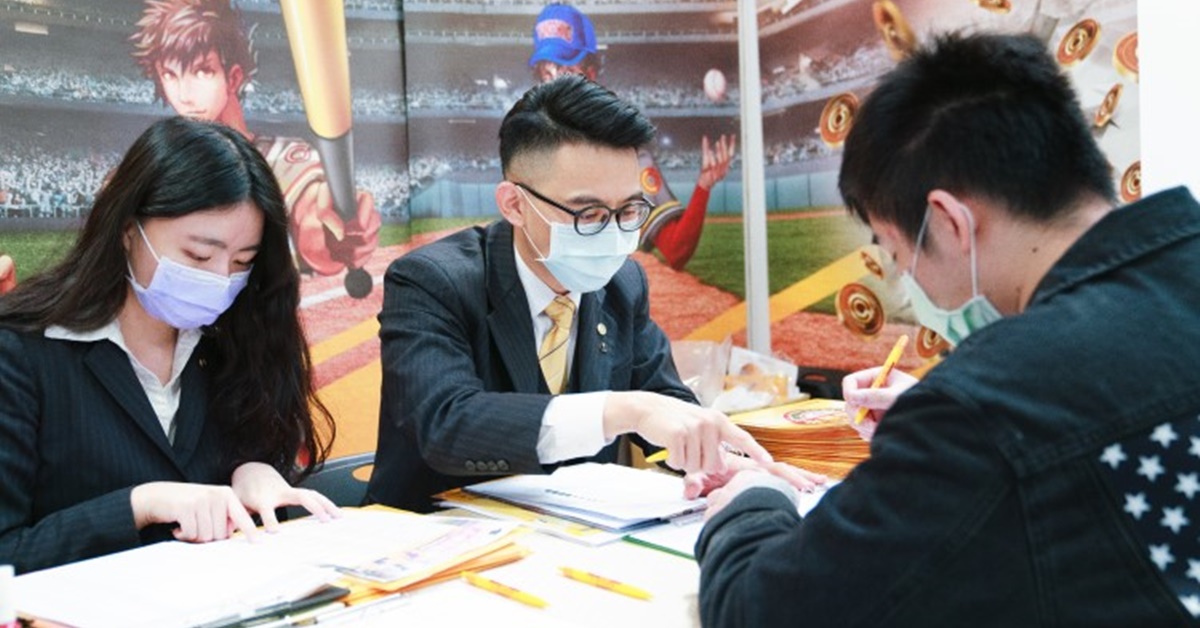 永慶房屋參與13日就業博覽會，2021上半年開出3000名職缺，並以優渥福利和保障成為人氣攤位，求職詢問不斷！