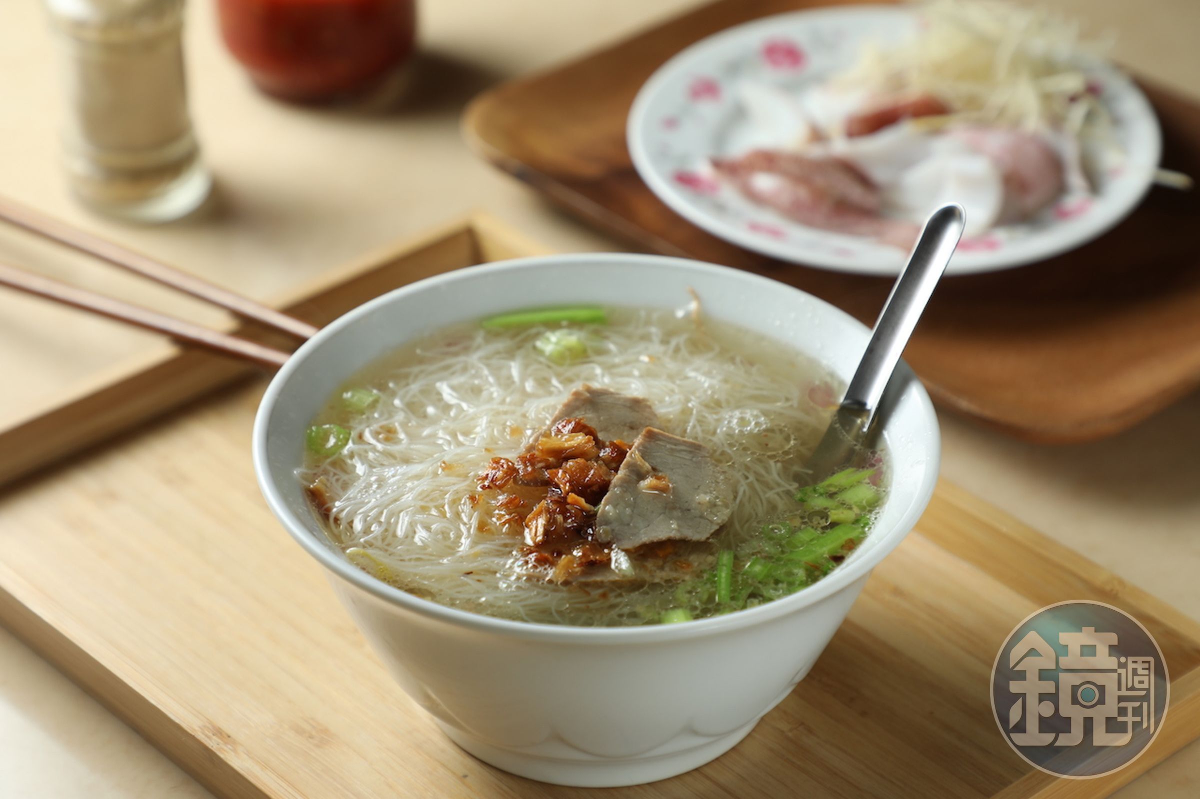 位在鹽埕區老巷裡的「鄭家切仔麵」，用燙過豬心肝舌和燜煮全雞的湯底來煮「湯米粉」，湯醇暖味，好味道勾人想一直加湯。