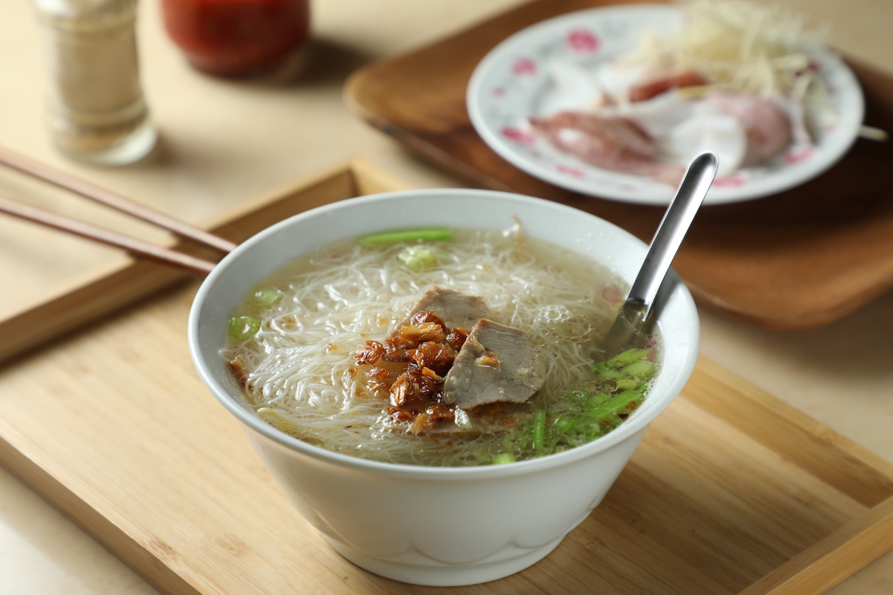 位在鹽埕區老巷裡的「鄭家切仔麵」，用燙過豬心肝舌和燜煮全雞的湯底來煮「湯米粉」，湯醇暖味，好味道勾人想一直加湯。