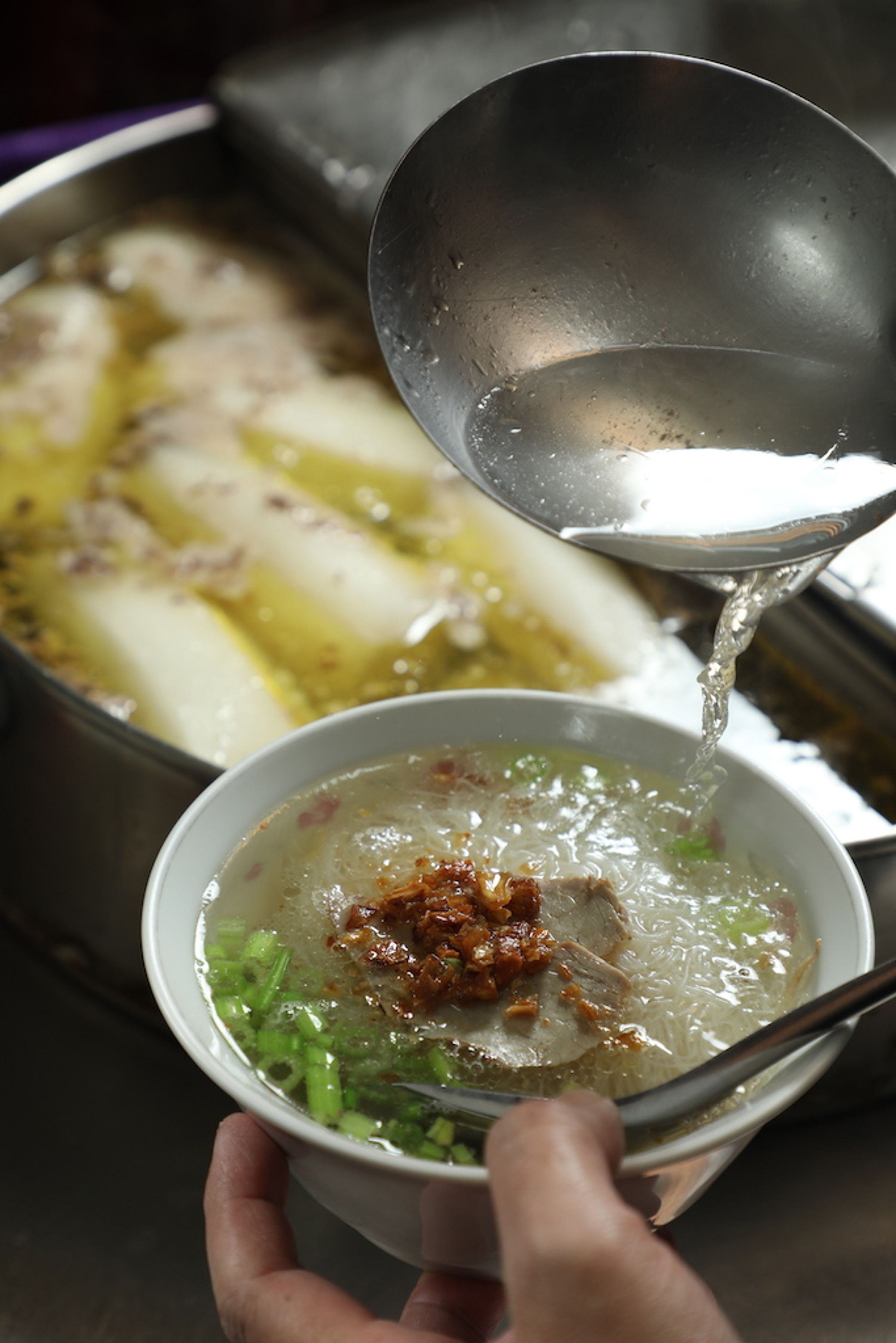 揉合雞湯、大骨湯鮮醇滋味的「湯米粉」。（50元／碗）