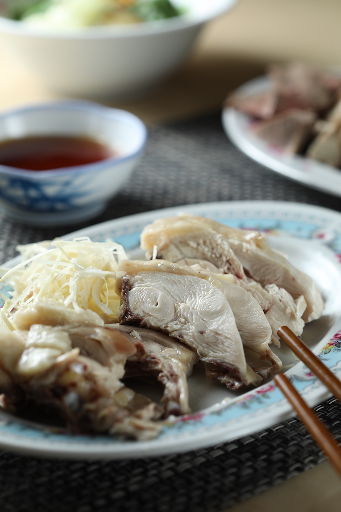 現剁「雞肉」，乾淨清甜，肉質緊實。（時價，圖中拍攝約150元起／份）
