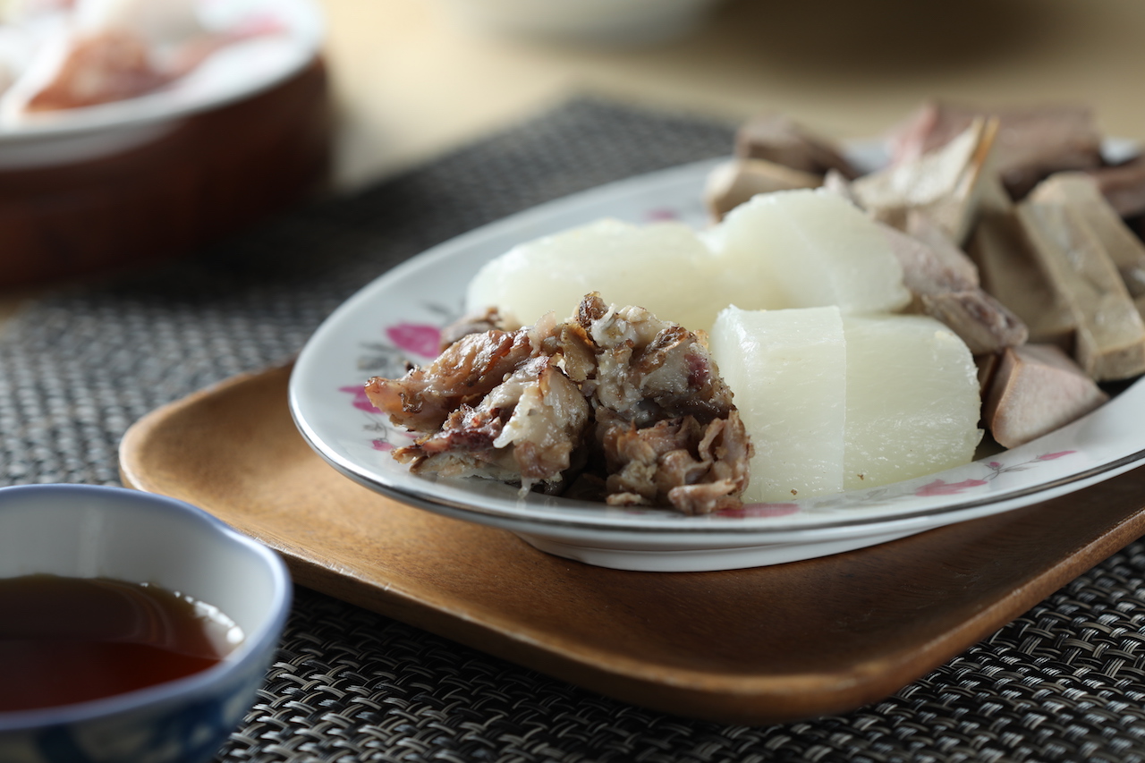 現剝的「大骨肉」（30元／份）集結脆嫰Q甜等口感，是饕客的心頭好；冬季限定的「蘿蔔」（30元／份）嫩甜回甘。