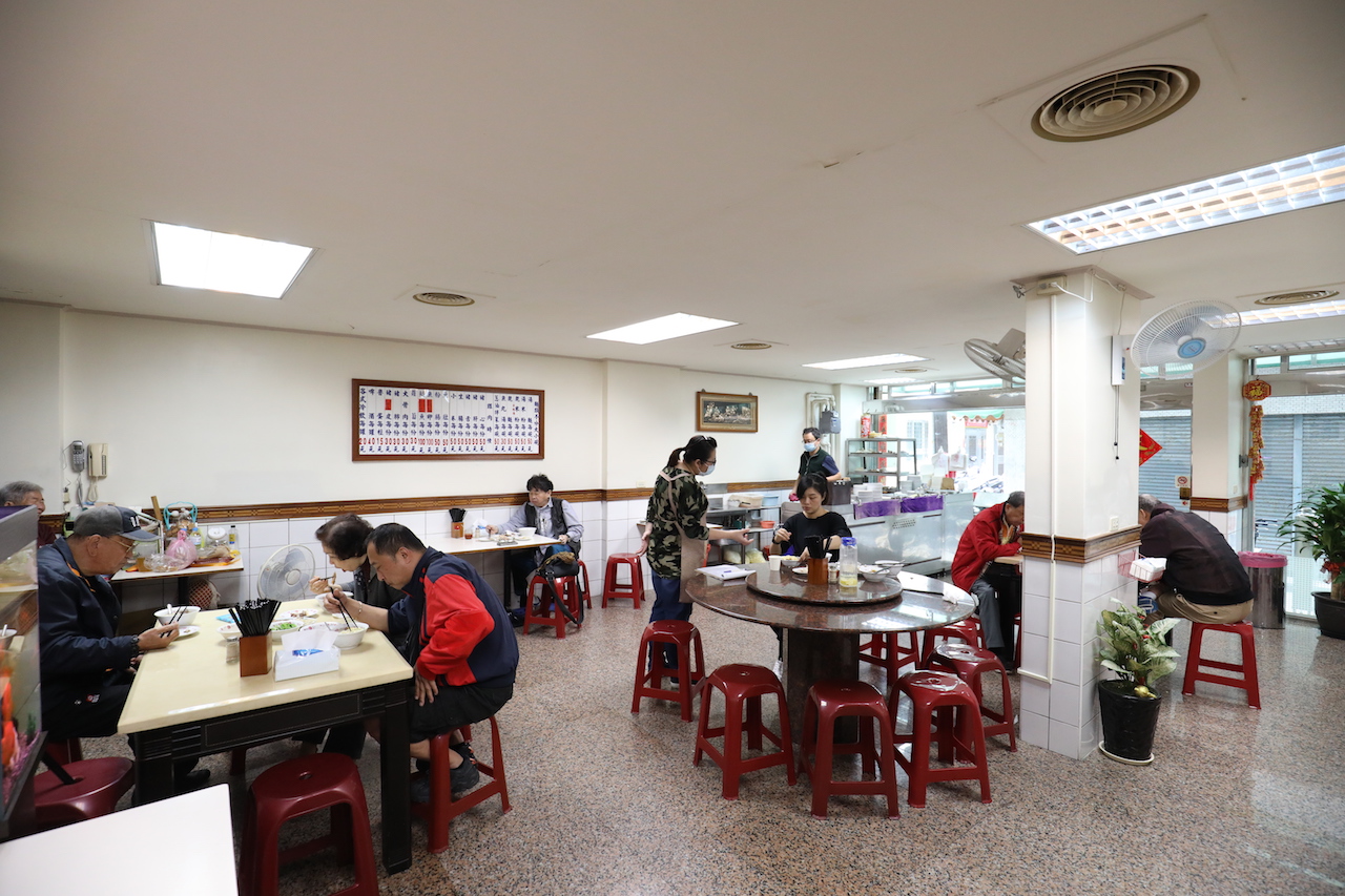 位在老城區的「鄭家切仔麵」，第一眼就用窗明几淨抓住人們的印象。