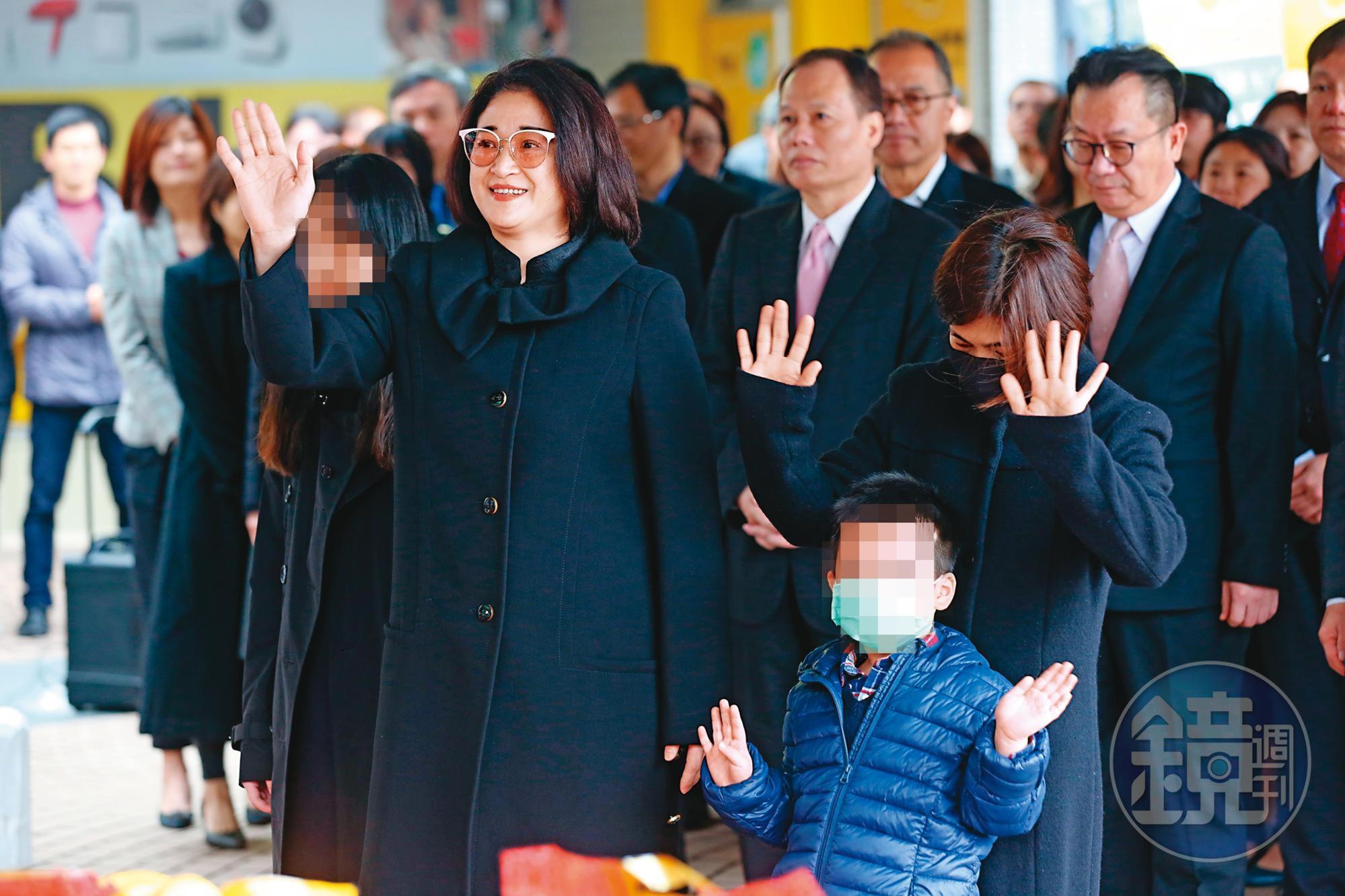 雖然公務繁忙,嚴陳莉蓮固定每週三都會陪一雙兒女渡過1天的家庭生活。圖為2年前嚴陳莉蓮帶著兒女出席新春團拜。