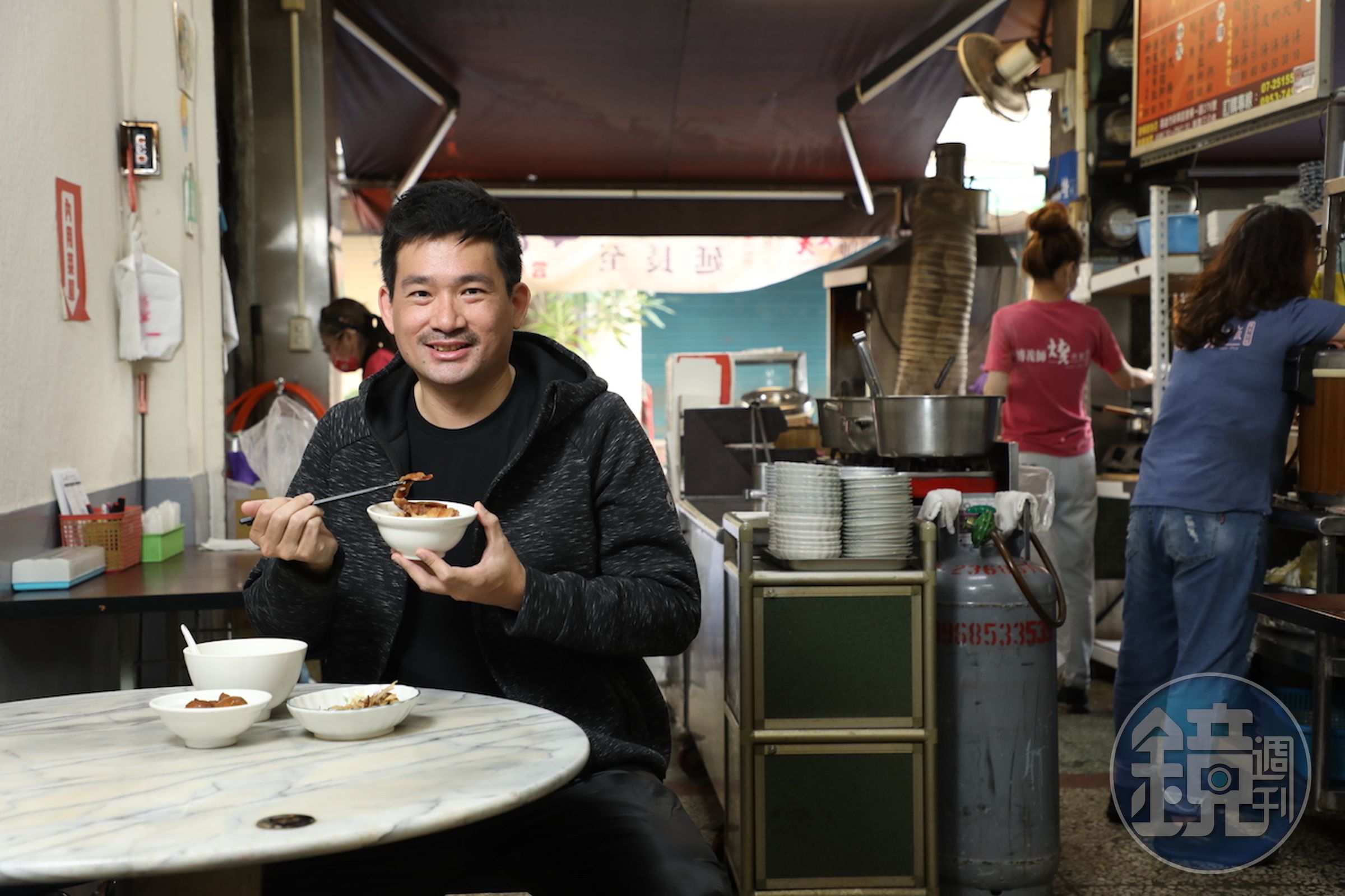 郭銘哲（Roger）是吃遍高雄的美食作家。