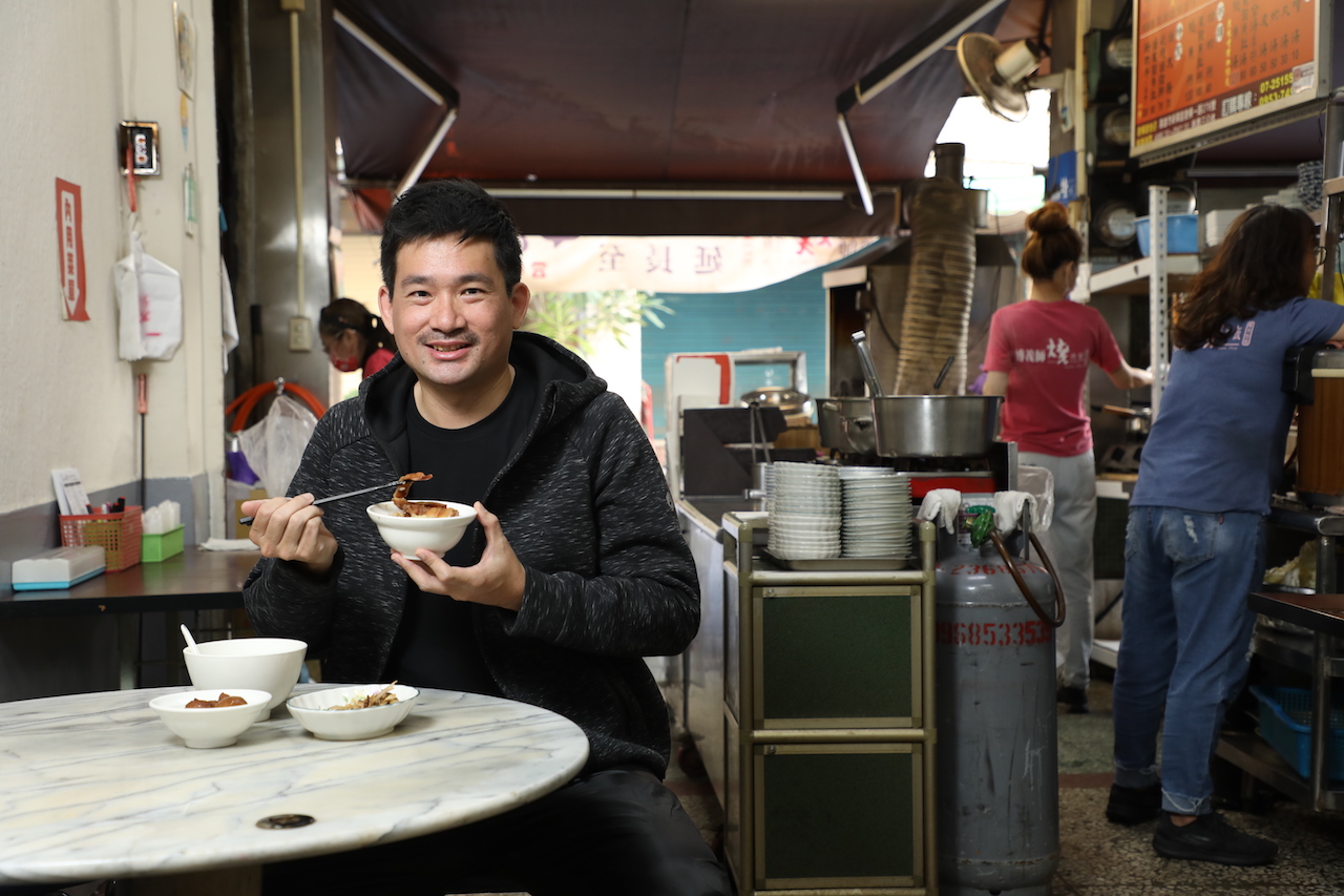 郭銘哲（Roger）是吃遍高雄的美食作家。