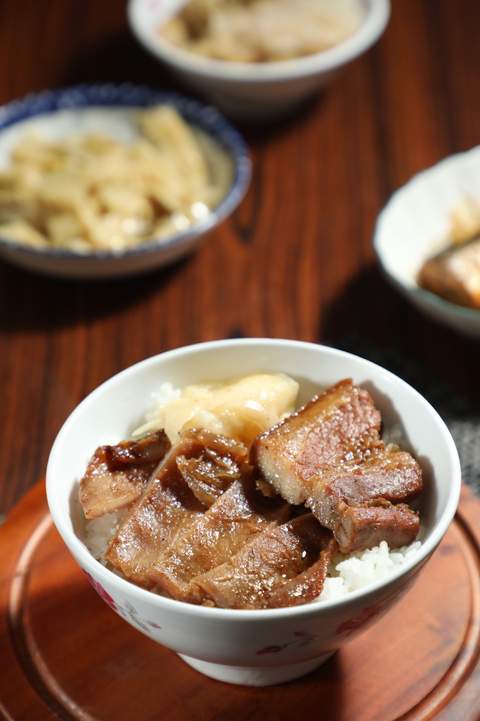 吃得到肥瘦肉雙拼的「綜合飯」，選擇雙重，開心加倍。（60元／大碗、40元／小碗）