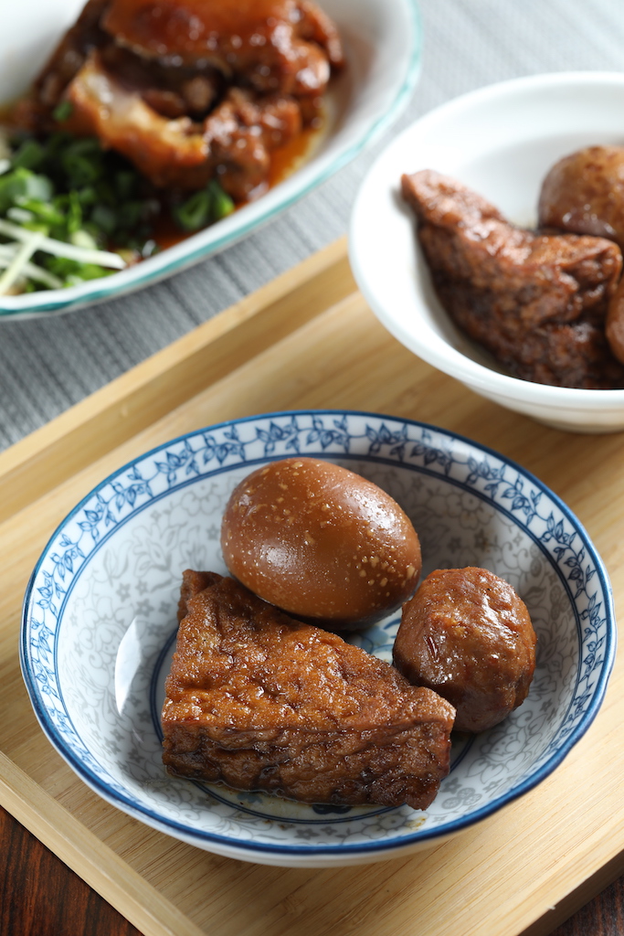 吃飯一定不忘「貢丸」（右起，5元／個）「油豆腐」（5元／塊）及「魯蛋」（10元／個）滷味三兄弟。