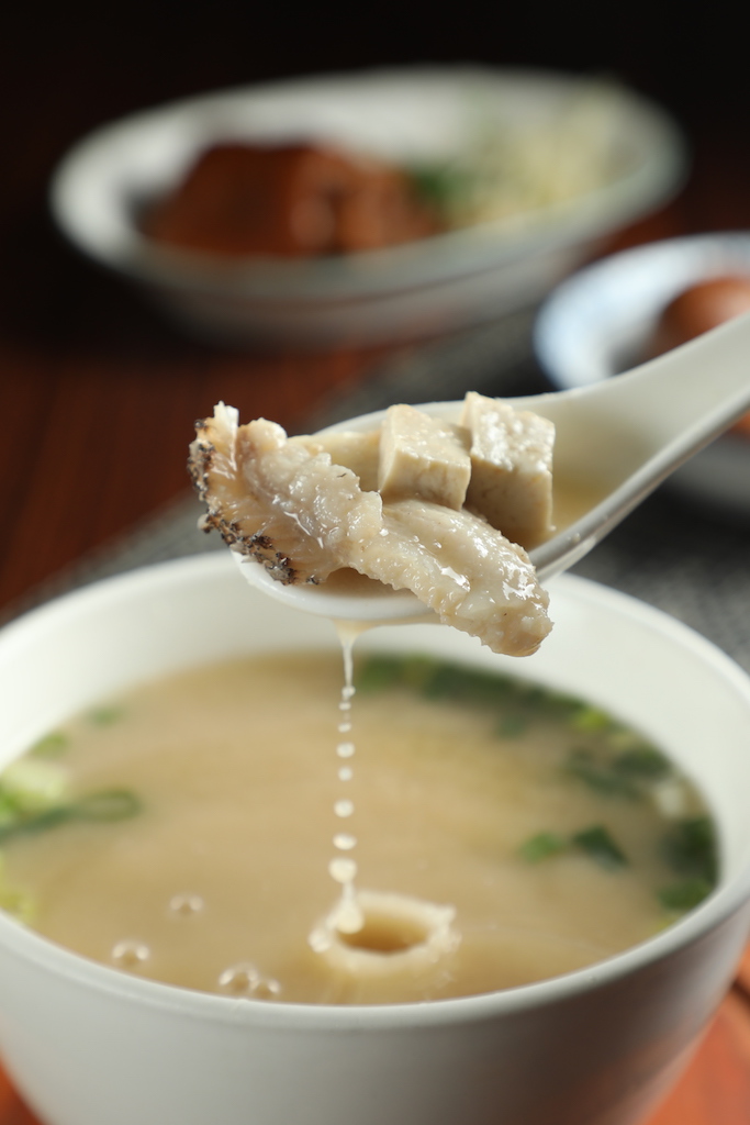 魚肉彈Q的「味噌𩼣魚湯」，湯頭帶甜味。（130元／碗）
