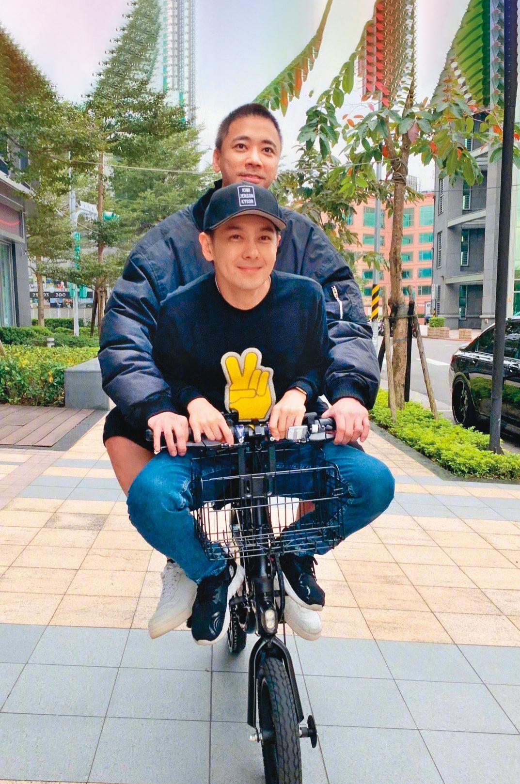 蘇見信雖已是熟男,不過玩心依舊不減,檯面上下生活非常精彩。前為林志穎。(翻攝自信微博)