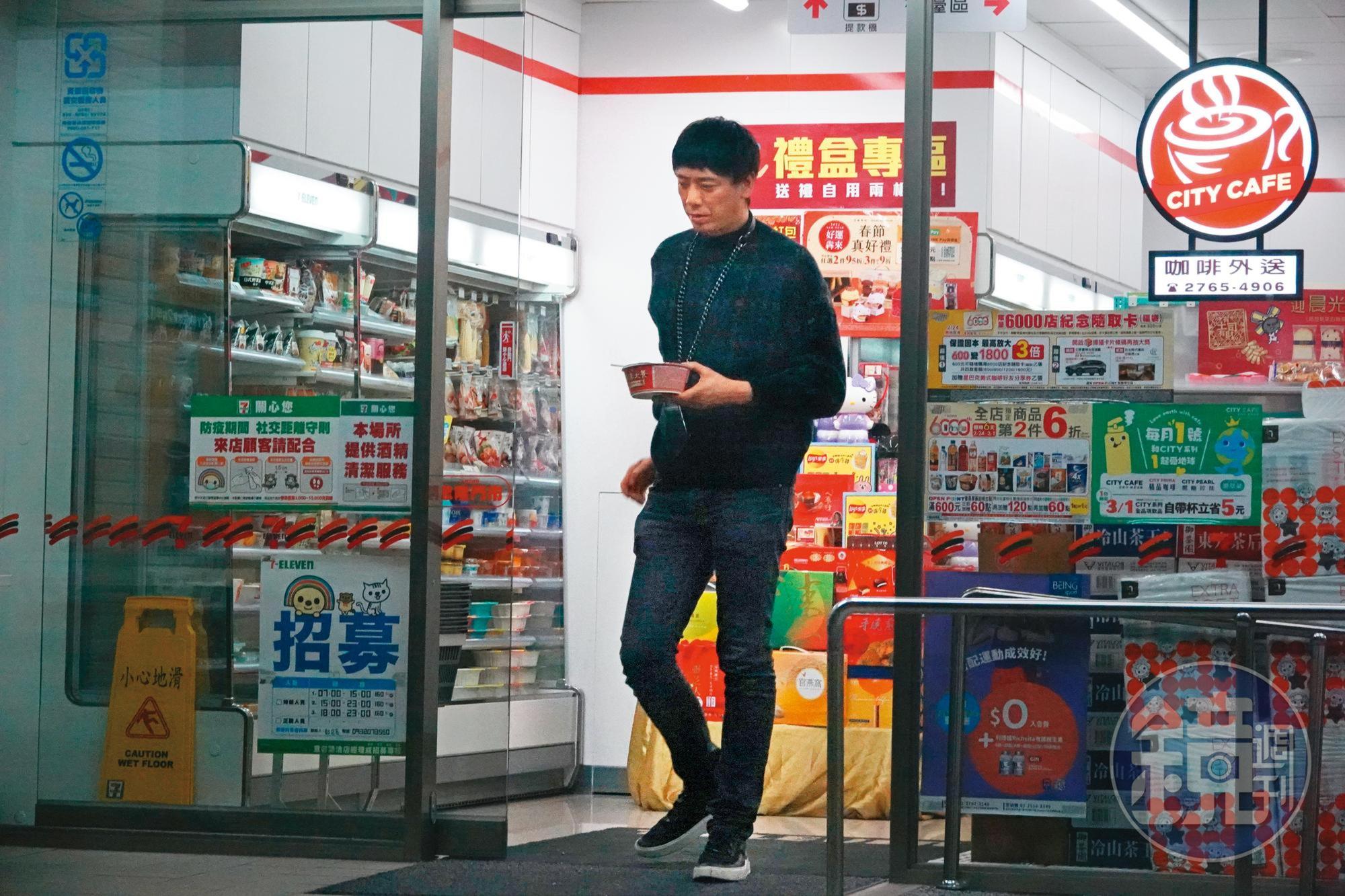 3/1，03：03，蘇見信回到家前，已經換了一套衣服，走到便利商店買泡麵吃。