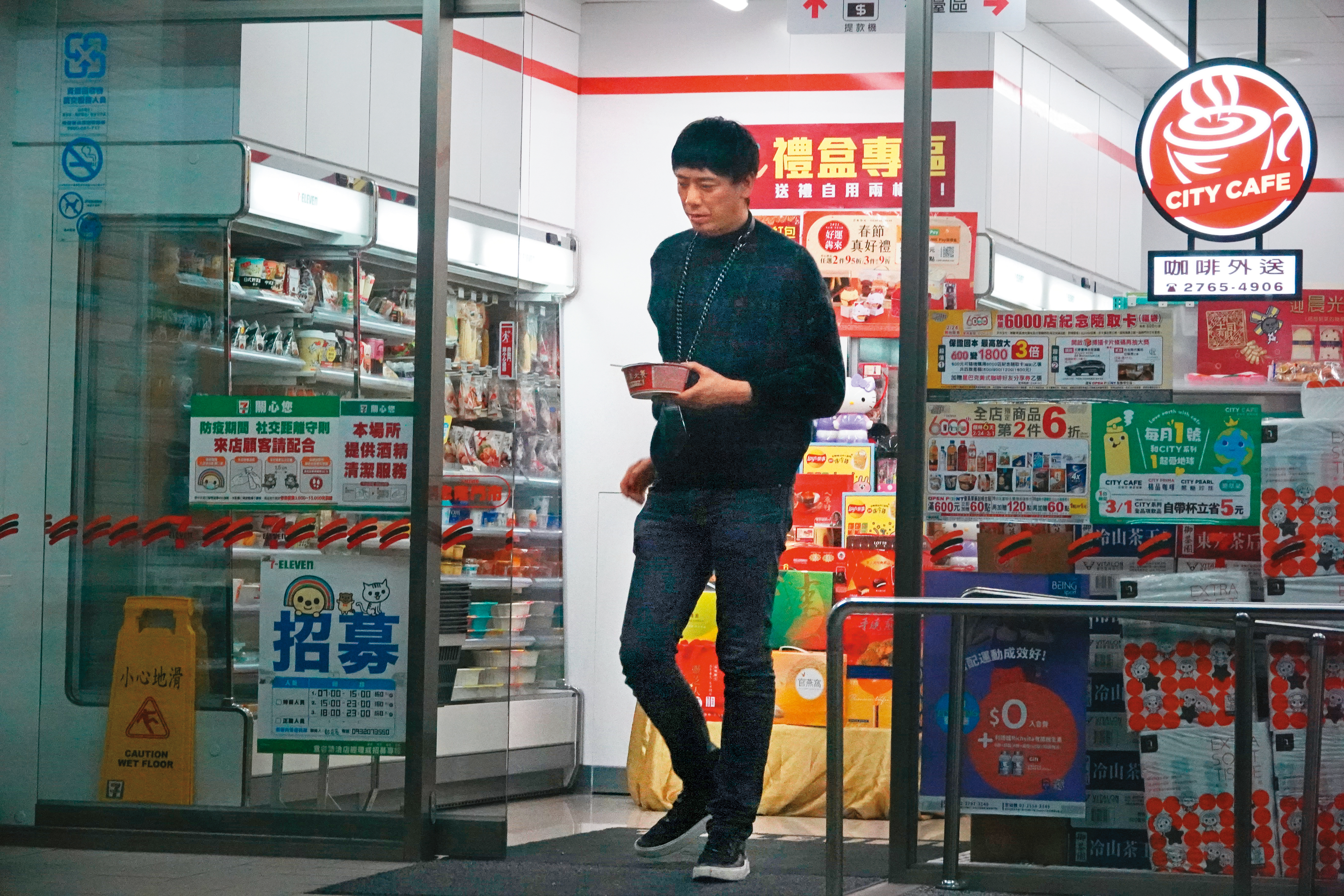 3/1，03：03，蘇見信回到家前，已經換了一套衣服，走到便利商店買泡麵吃。