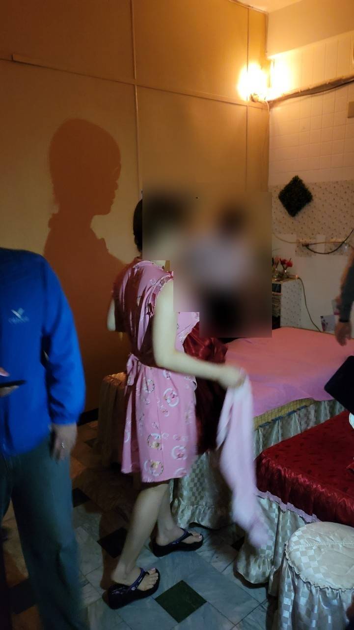 警方在按摩店查獲阮姓女服務生與男客剛完成性交易。(翻攝畫面)