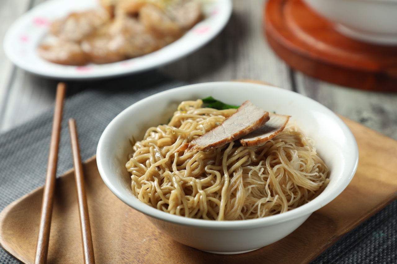 麵條偏細的「豬油拌麵」潤香滑口，帶有蛋香。（40元／小碗）