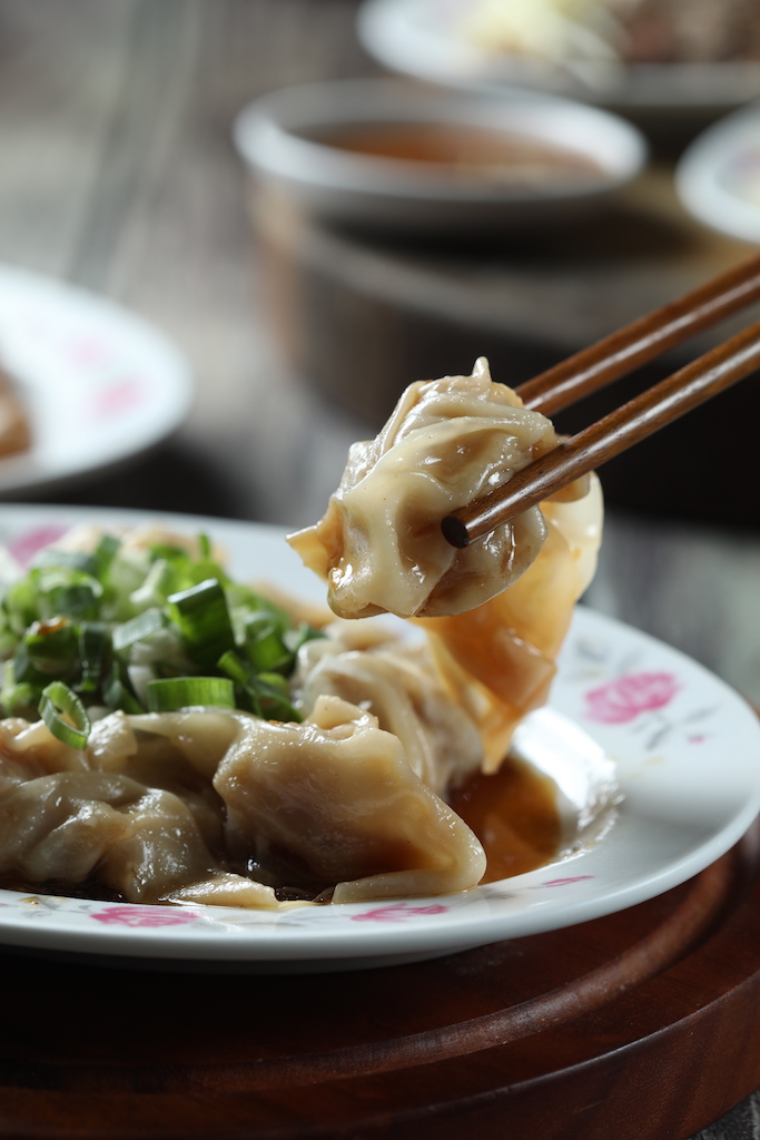 「蔥油餛飩」」鮮滑濃郁。（50元／份）