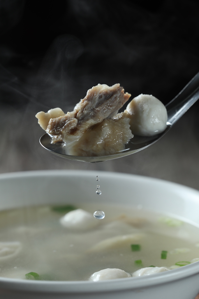 用大骨熬成的濃厚湯頭的「綜合湯」，吃得到骨仔肉、魚丸、餛飩。（70元／碗）