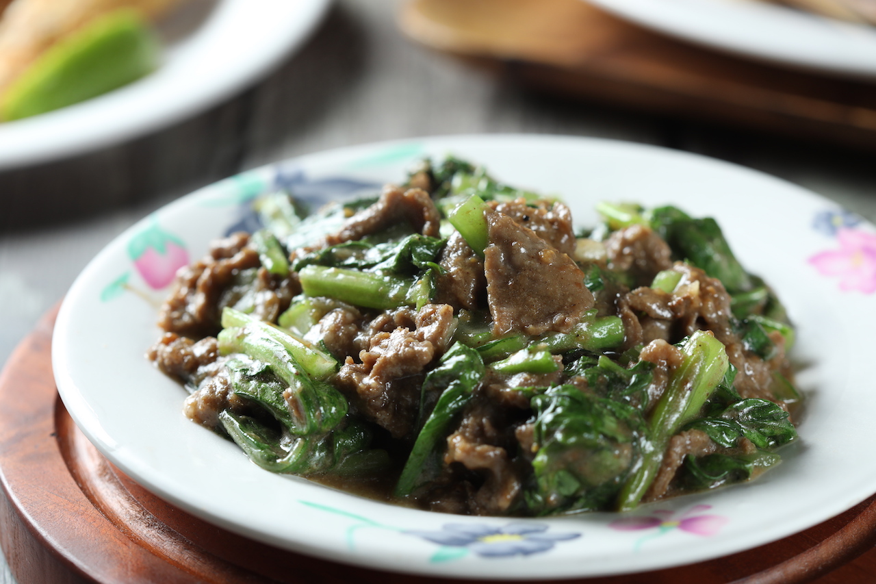 加沙茶快炒的「炒羊肉」，香鹹濃厚。（王牌羊肉，100元／份）