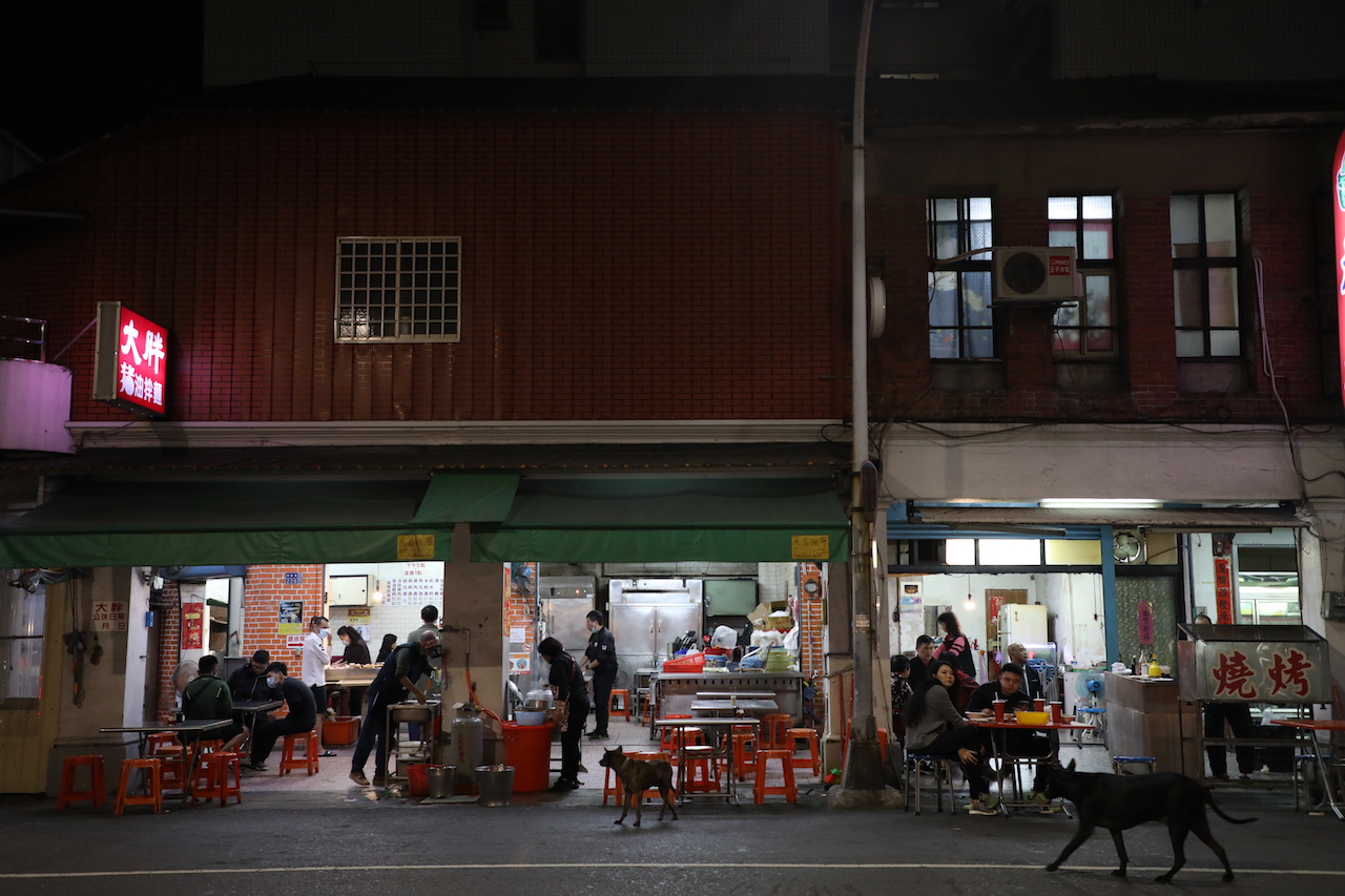 「大胖豬油拌麵」從傍晚營業到凌晨，是鹽埕在地人日常吃食的選擇。