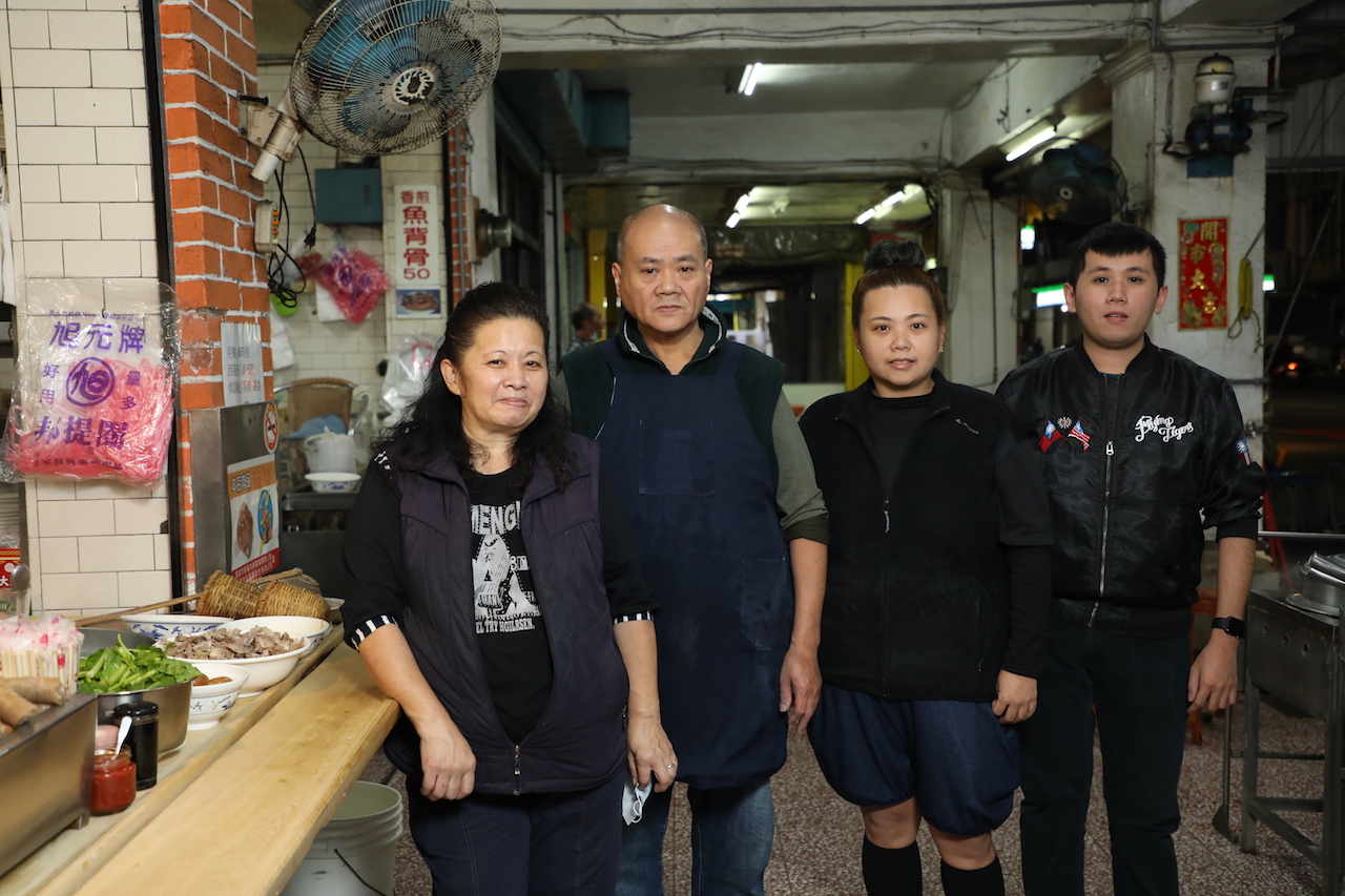 吳麗芳（右二）和爸爸吳國家（左二）、媽媽吳鐘阿女（左）及弟弟吳宜展（右），幾乎全家24小時分工備料。