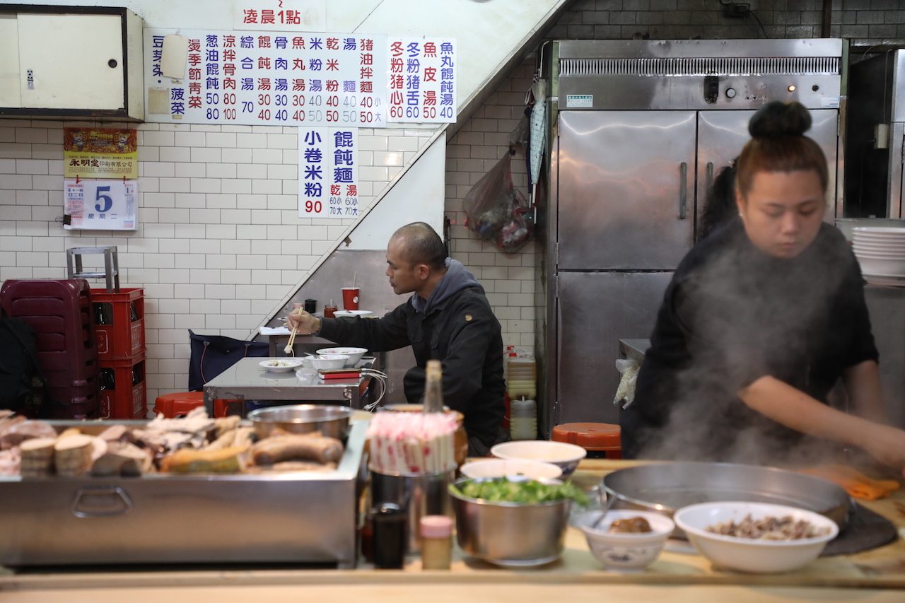 「大胖豬油拌麵」從傍晚營業到凌晨，是鹽埕在地人日常吃食的選擇。