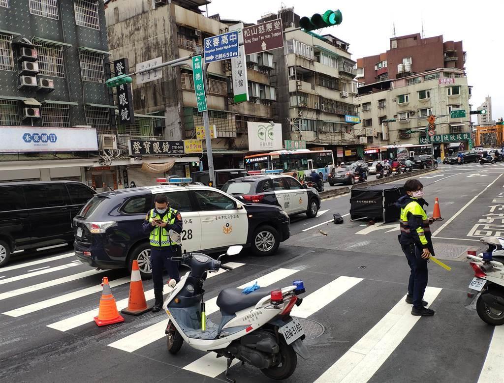 台北市信義區傳出公車撞死行人事故。(翻攝畫面)