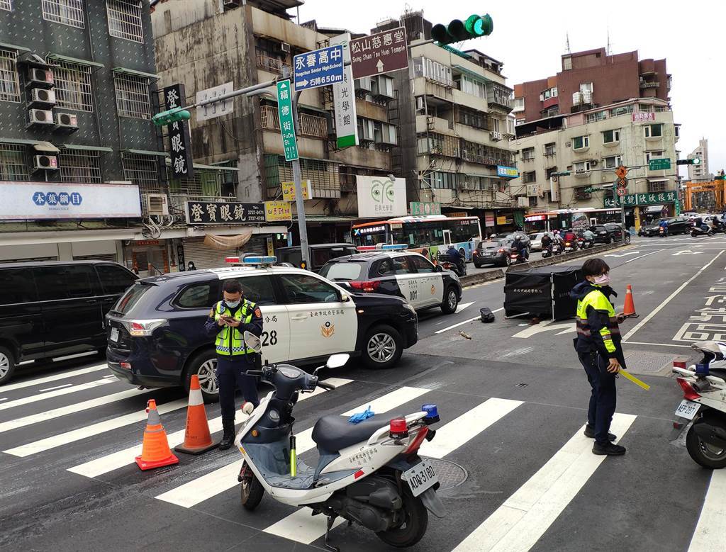 台北市信義區傳出公車撞死行人事故。（翻攝畫面）
