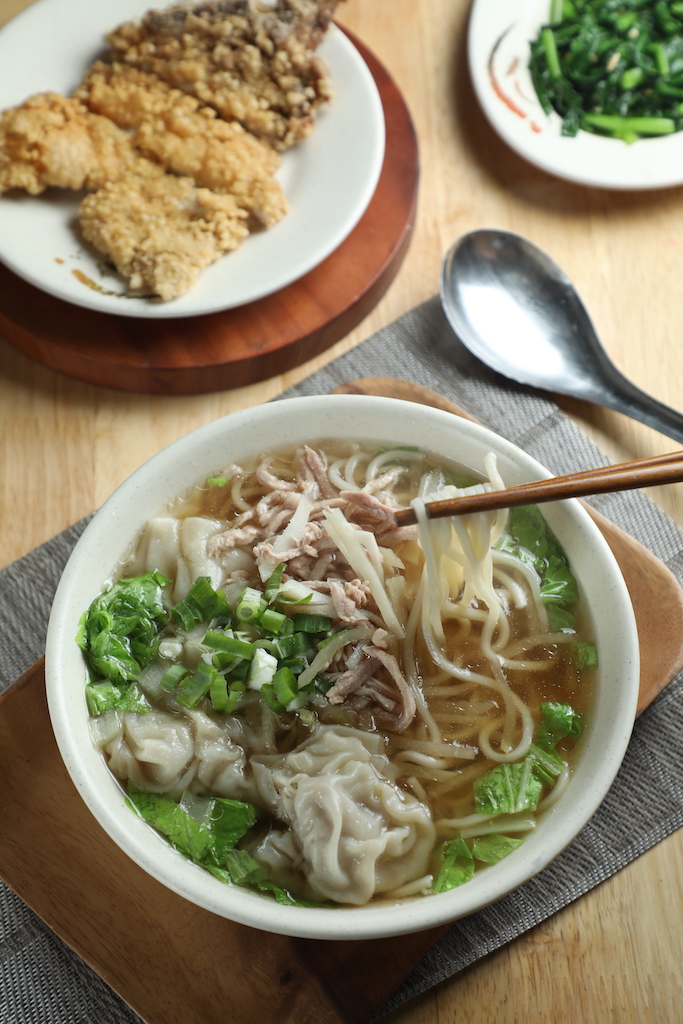 「鮮肉餛飩湯麵」餛飩鮮甜彈口，麵條筋斗。（80元／碗）