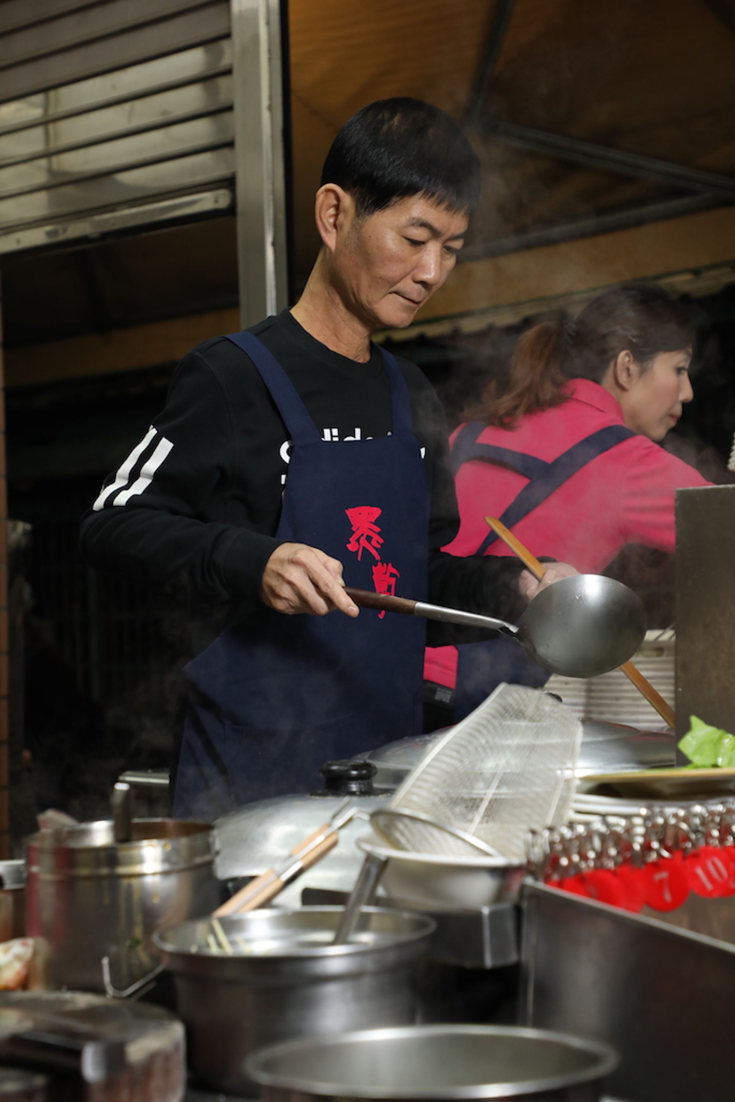 二代老闆許展愿（左）和太太張堤淇（右）接手老店後，讓餛飩多出新吃法。
