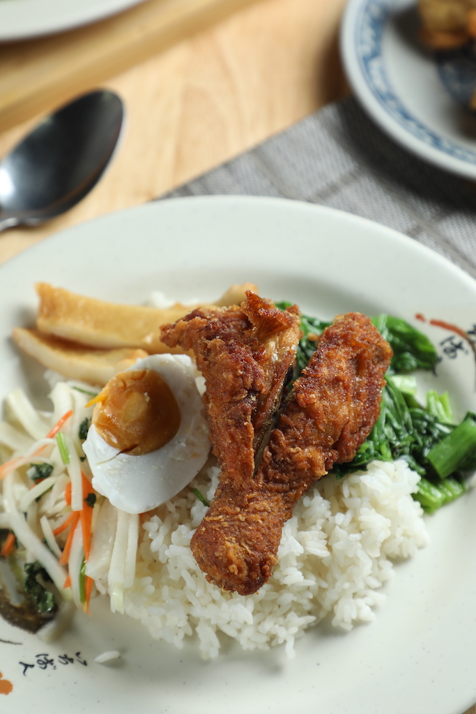 深夜吃「雞腿飯」還可以搭配4樣配菜，滋味家常。（95元／份）