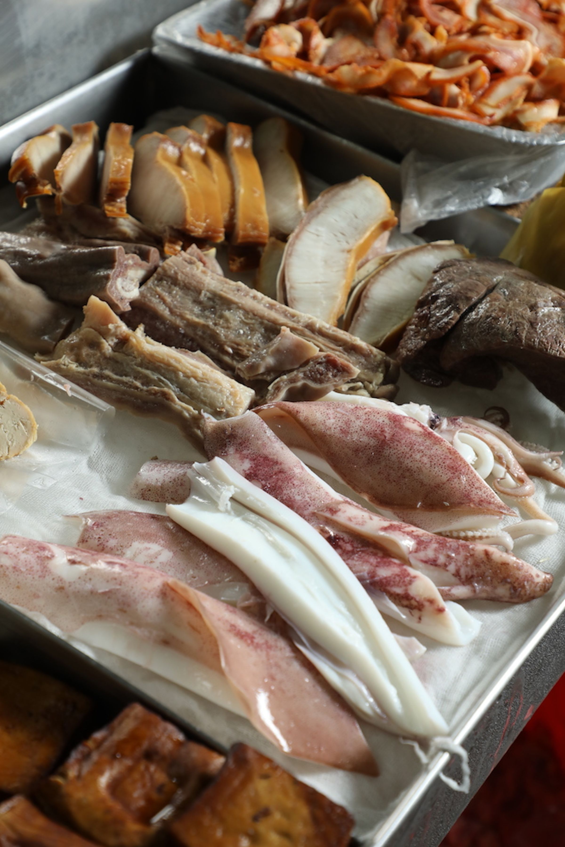 麵攤前還有切仔料檯，集結海陸食材，包括小卷、海魚肚，也有豆乾、豬頭皮等小菜。