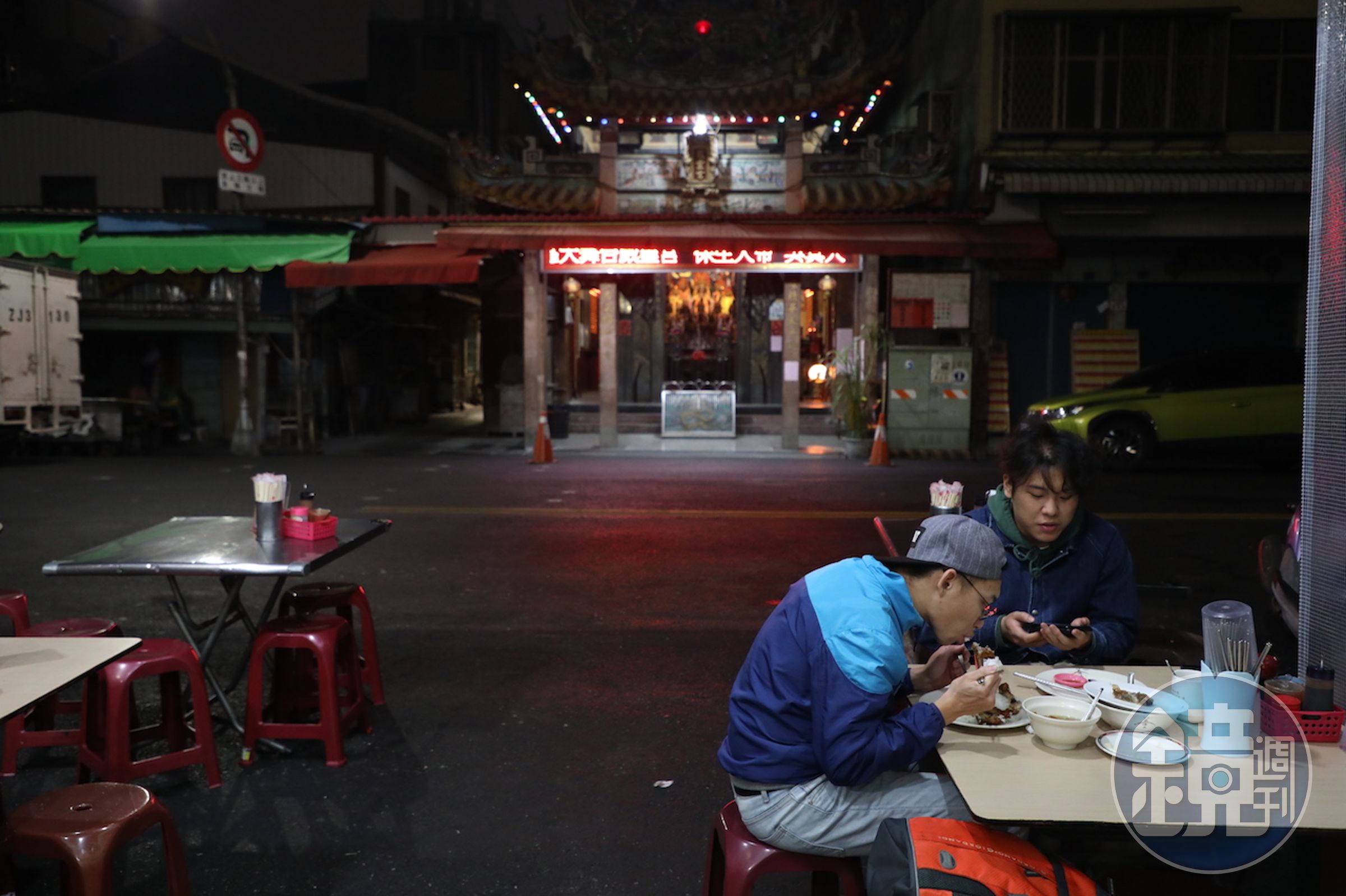 廟宇「威靈宮」就在對街守護著這間老麵店。