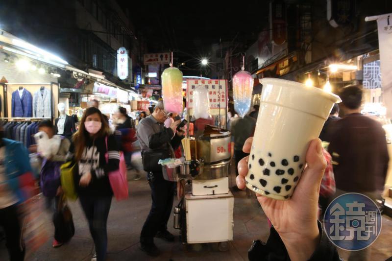 下次到中國大陸遇到手搖飲料店的店員，可以稱呼對方為「調飲師」。（示意圖，本刊資料照）