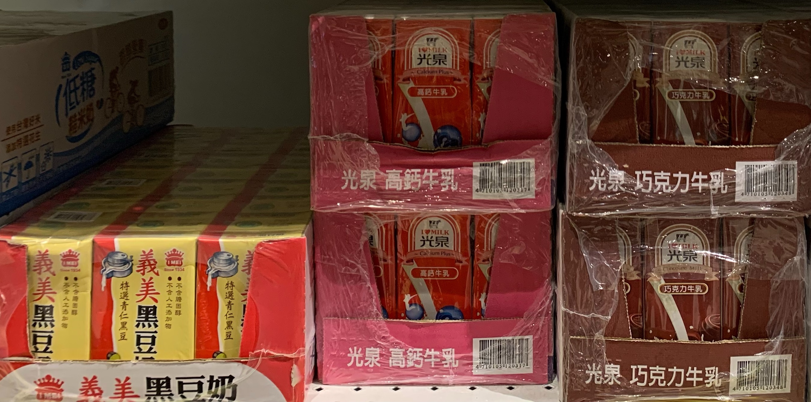 食藥署建議將鋁箔包內容物倒出至適宜容器，像是陶瓷或玻璃材質容器具，再進行加熱。（示意圖，讀者提供）