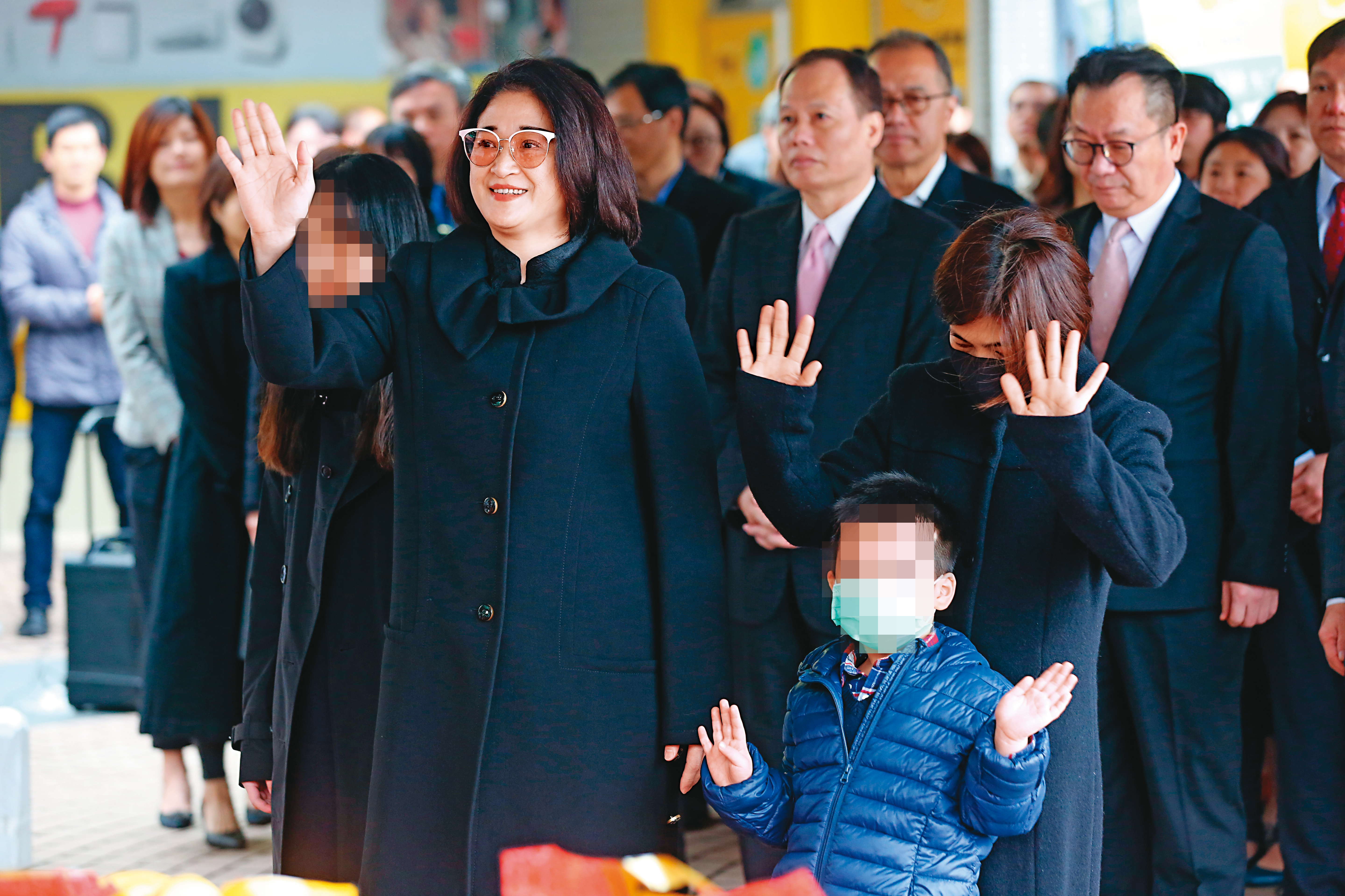 雖然公務繁忙，嚴陳莉蓮固定每週三都會陪一雙兒女渡過1天的家庭生活。圖為2年前嚴陳莉蓮帶著兒女出席新春團拜。