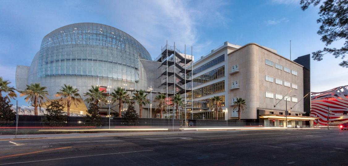 有著球型建築外觀的奧斯卡電影博物館（左），與鄰近的薩班大樓，提供遊客一次完整的影音感官知性之旅。（Academey Museum of Motion Pictures提供）